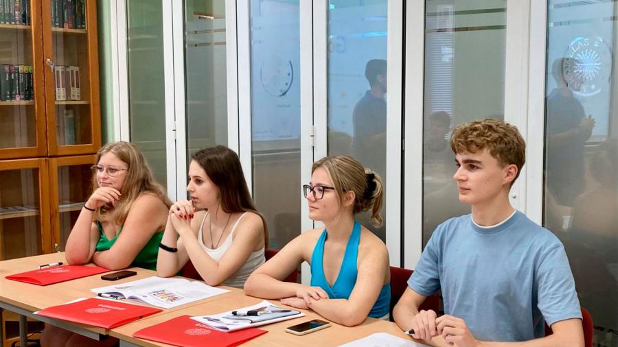ESL Languages Colegio Maravillas Young Adults gallery 2