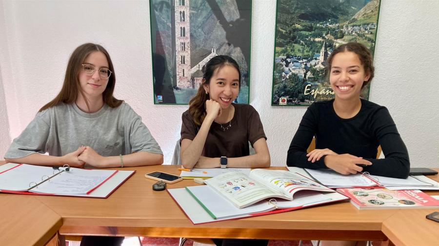 ESL Languages Colegio Maravillas Young Adults gallery 3