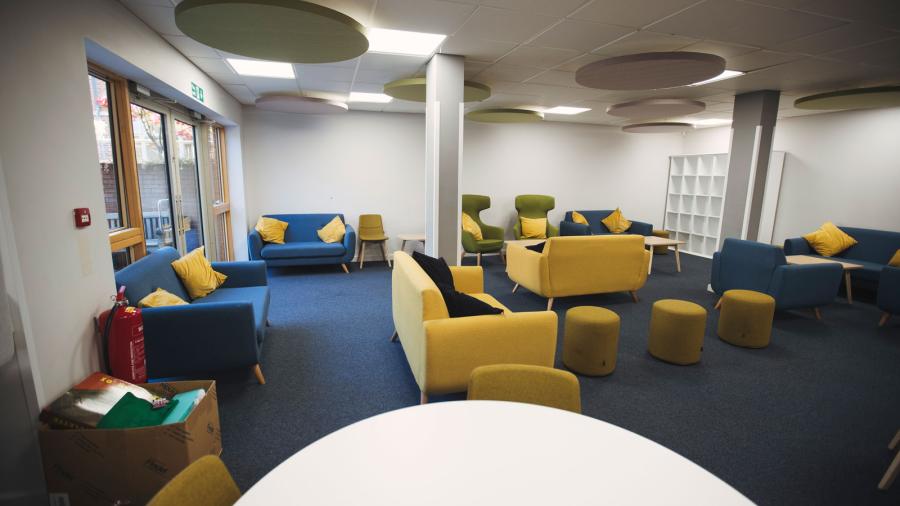 London Spring Campus (10-17) school gallery 3 ESL Languages English